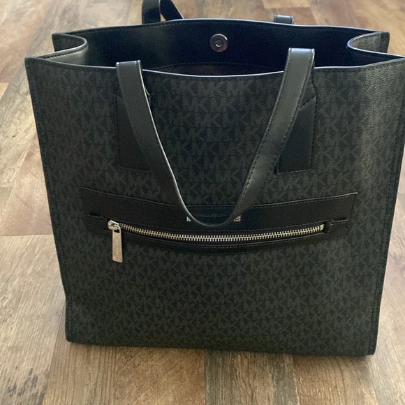 Michael Michael Kors
KENLY LARGE LOGO TOTE BAG - Picture 3 of 6